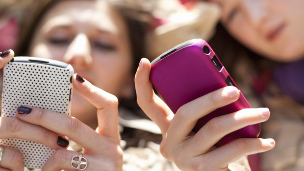 Cum afecteaza telefoanele mobile relatiile dintre oameni?