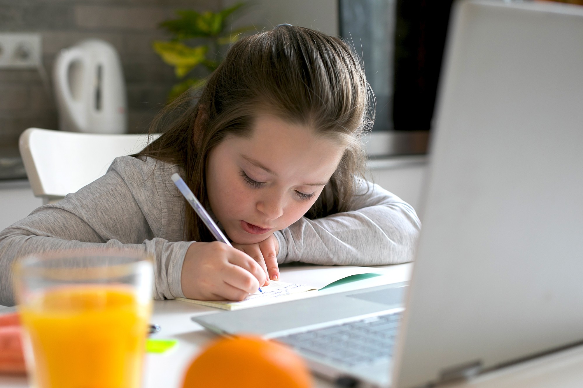 5 elemente de care are nevoie un copil care incepe sa scrie pentru prima data