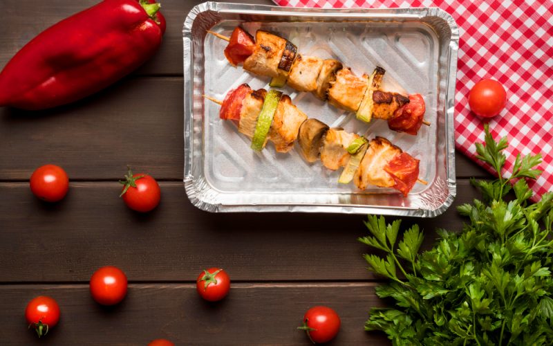 Pot fi caserole de aluminiu folosite pentru marinarea cărnii?