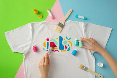 Cum pot integra un desen făcut de copii într-un design de tricou personalizat?