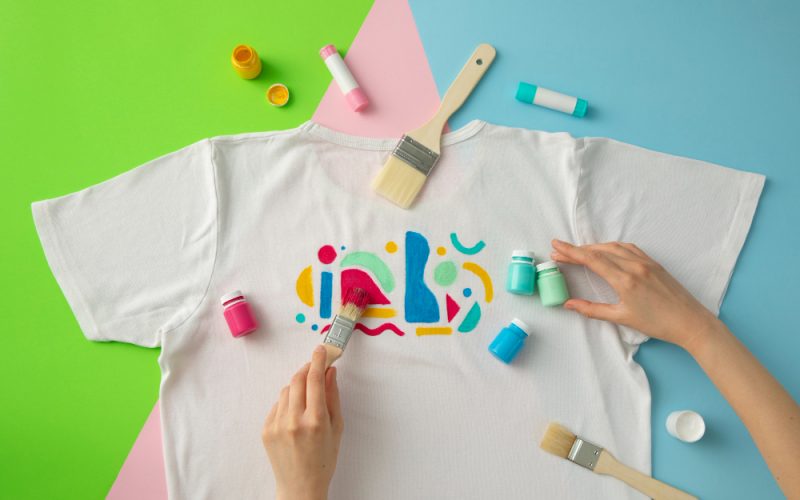 Cum pot integra un desen făcut de copii într-un design de tricou personalizat?