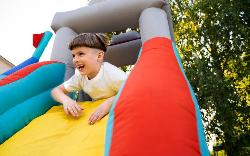 Cum identifici rapid o microperforație sau o cusătură slăbită la un topogan gonflabil